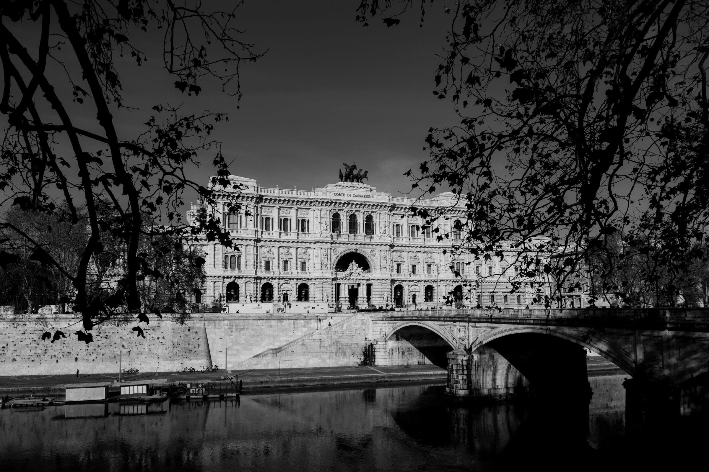 Il Palazzo di Giustizia di Roma, sede della Corte di Cassazione, visto dal Tevere.